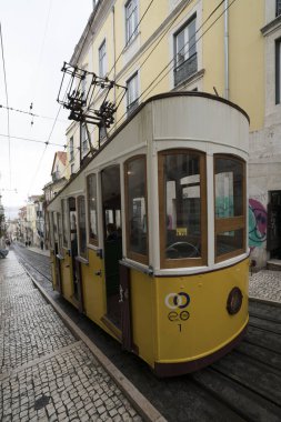 Lizbon, Portekiz. Nisan 2018. Portekiz, Lizbon 'daki Rua Bica de Duarte da Belo' da Funicular da Bica