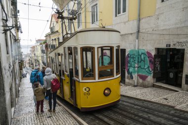 Lizbon, Portekiz. Nisan 2018. Portekiz, Lizbon 'daki Rua Bica de Duarte da Belo' da Funicular da Bica