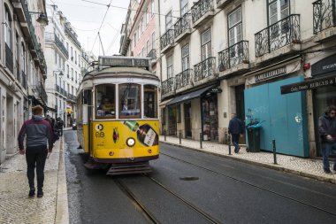 Lizbon, Portekiz. Nisan 2018. Eski sarı tramvay Rua içinde yapmak Loreto Lizbon, Portekiz