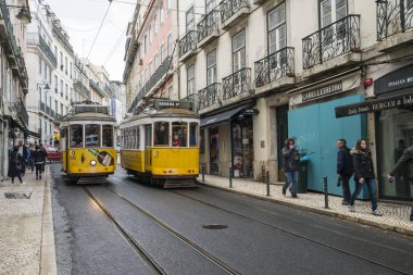  Lizbon, Portekiz. Nisan 2018. Eski sarı tramvay Rua içinde yapmak Loreto Lizbon, Portekiz