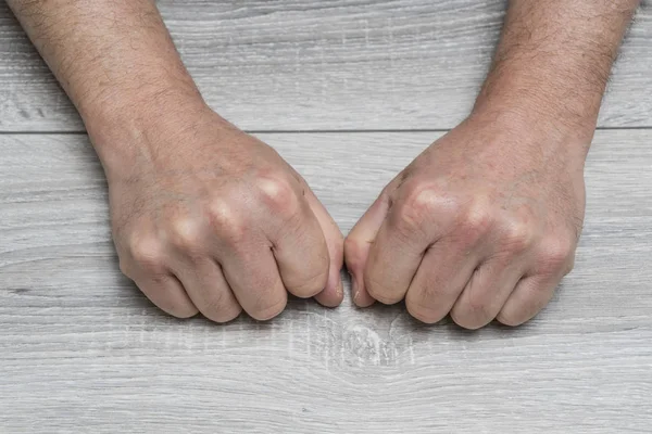 Homem Com Punhos Apertados Mesa — Fotografia de Stock