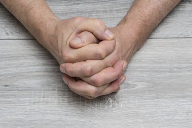 onun parmak çarpı işareti olan bir adam jesti