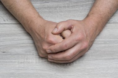 Bir bekleyen adam elinde