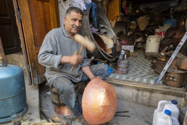 Metal kaplar el yapımı.