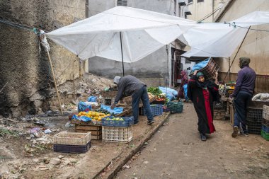Sokak pazarının meyve ve sebze tezgahları