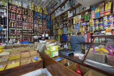 Fes 'teki küçük bir bakkal.