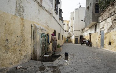 Fes 'teki bir pubblic çeşmesinde çamaşır yıkıyorum.