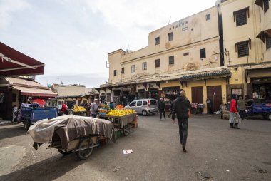 Fes 'te meyve satıcısı tezgahı