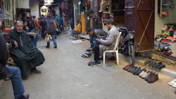 Fès Maroc Novembre 2019 Vendeurs Chaussures Long Des Rues Étroites — Video