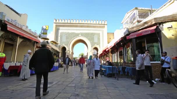 Fez Morocco November 2019 People Walking Medina Blue Gate Background — Stock Video