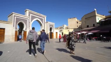 Fas 'tan. 9 Kasım 2019. İnsanlar Bab Rcif şehrinin kapısından geçiyor.