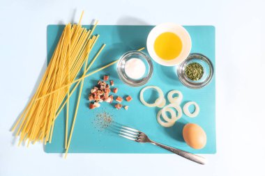 Carbonara soslu spagetti.