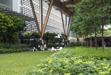 Singapur 'da bir parkta rahatla.