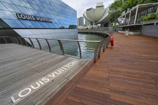 Κατάστημα μάρκας Louis Vuitton στη Σιγκαπούρη — Φωτογραφία Αρχείου