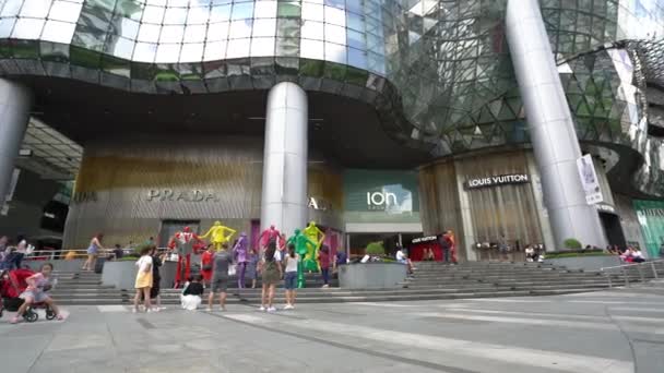 Singapore Januari 2020 Mensen Voor Winkels Buiten Van Ion Orchard — Stockvideo