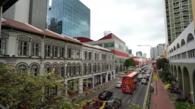 Singapur. Ocak 2020, şehir merkezindeki bir caddede trafik görüntüsü.