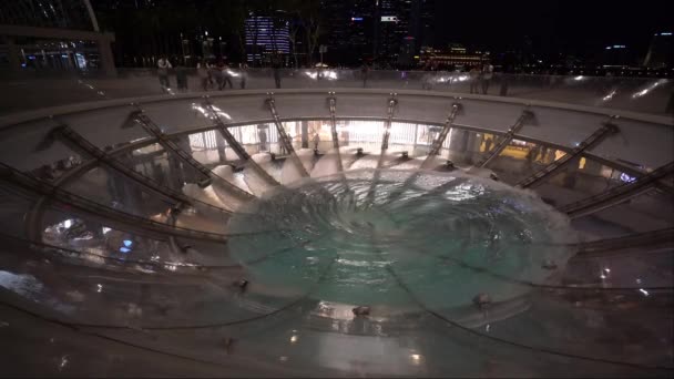 Singapore January 2020 Whirlwind Water Fountain Front Shoppes Marina Bay — 图库视频影像