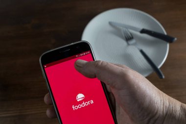 Yemeği cep telefonunuzdaki Foodora uygulamasını kullanarak sipariş edin.