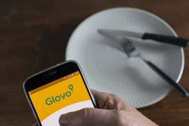 Yemeği cep telefonundaki Glovo uygulamasını kullanarak sipariş et.