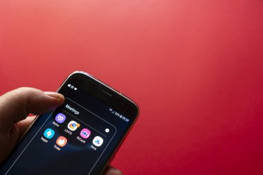 İtalya, 21 Şubat 2020. Cep telefonundaki bazı flört uygulamaları.