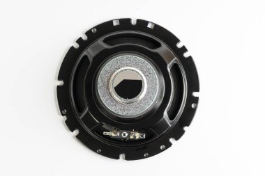 Beyaz bir yüzeyde çift yönlü hoparlör.