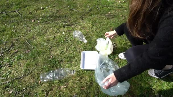 Una Chica Recoge Residuos Plástico Suelo Arroja Saco — Vídeos de Stock