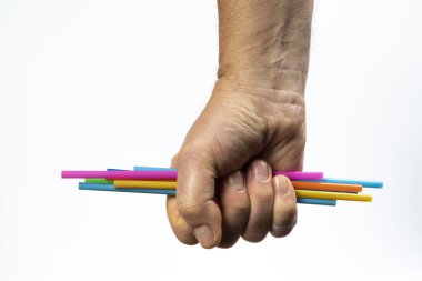 Elimde renkli plastik pipetler var.