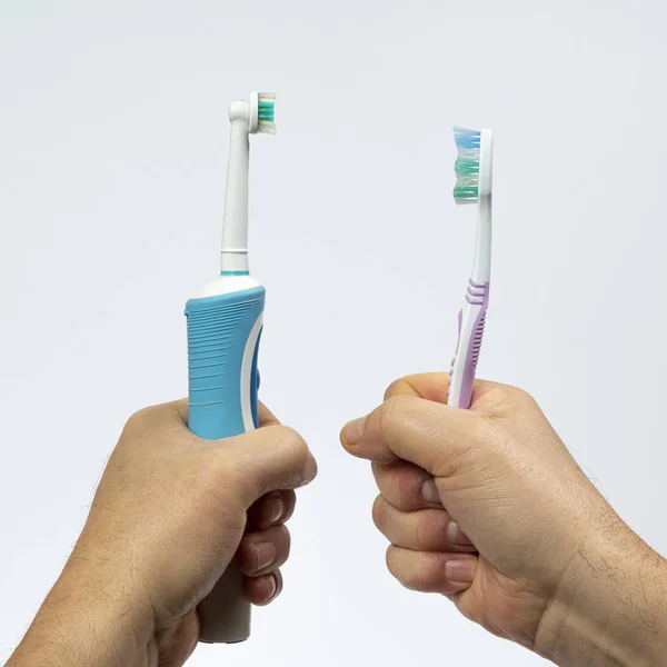 Het Contrast Van Een Elektrische Tandenborstel Met Een Traditionele Tandenborstel — Stockfoto