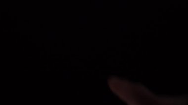 Aydınlatılmış bir yüzeyde karanlık kuma yazılmış soru işaretini yaz