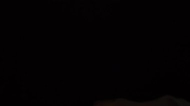 Aydınlatılmış bir yüzeyde kalbin karanlık kumda dizaynı