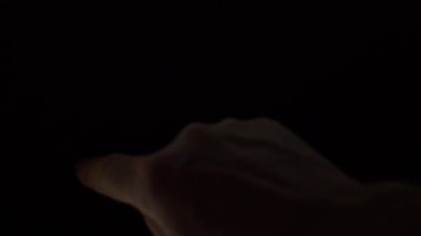 Aydınlatılmış bir yüzeyde kalbin karanlık kumda dizaynı