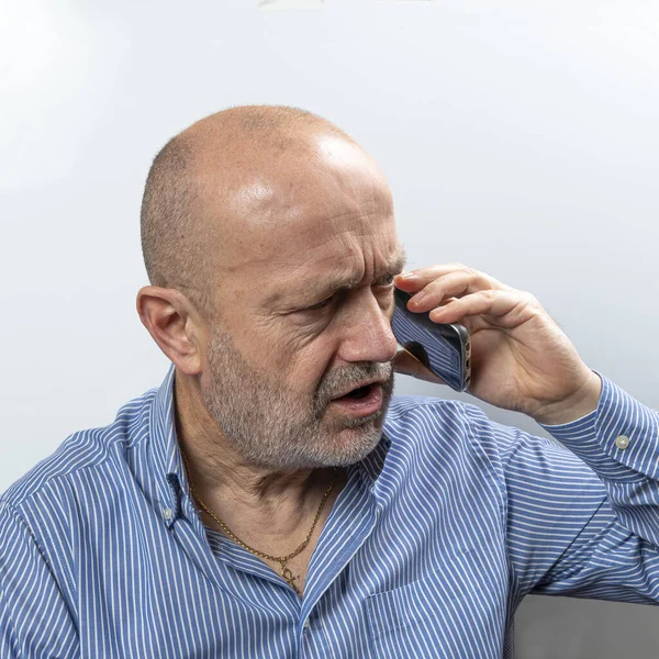 Medelålders Man Argumenterar Ett Mobilsamtal — Stockfoto