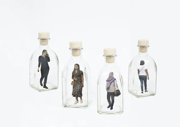 Kadınlar cam şişelere kilitlenip Covid 19 salgınından izole edilmiş.