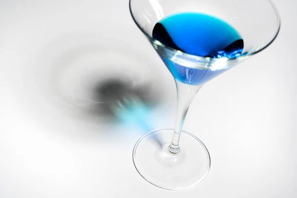Cocktail Bleu Sur Une Surface Blanche — Photo