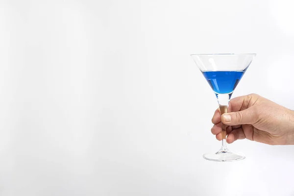 Blå Cocktail Handen — Stockfoto