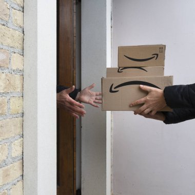 Udine, İtalya. 25 Mart 2020 'de, Amazon' daki patlama Covid-19 'dan salgın bir dönemde mal teslimatı yaptı.