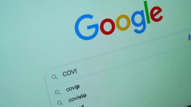 Udine, İtalya. 25 Mart 2020. Covid-19 virüsü hakkında Google araması yapın.