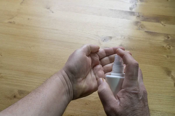 Een Man Desinfecteert Zijn Handen Tegen Covid Infectie — Stockfoto