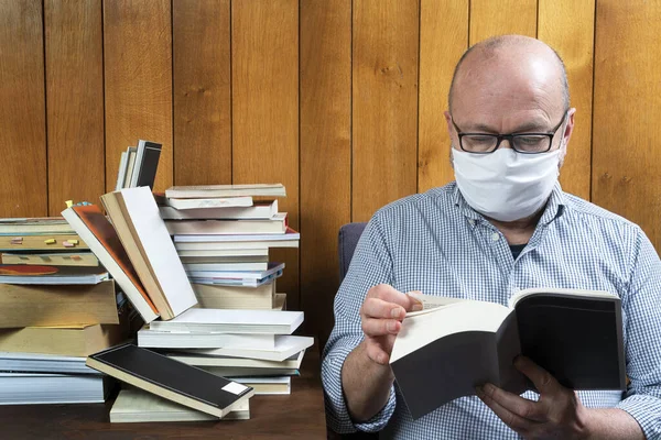 Leer Libro Durante Período Mantenimiento Separación Social Para Coronavirus — Foto de Stock