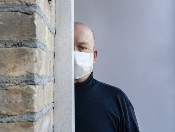 Hombre Que Sale Casa Con Una Máscara Protectora Sobre Boca — Foto de Stock