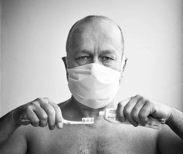 Hombre Cepilla Los Dientes Con Una Máscara Protectora Durante Período — Foto de Stock