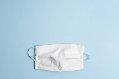 Renkli bir yüzeyde bir koruma maskesi