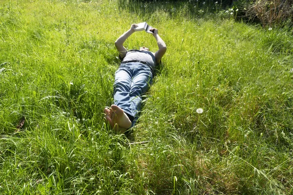 Bir Adam Covid Sosyal Mesafesi Sırasında Baharda Bahçedeki Çimlerin Üzerinde — Stok fotoğraf