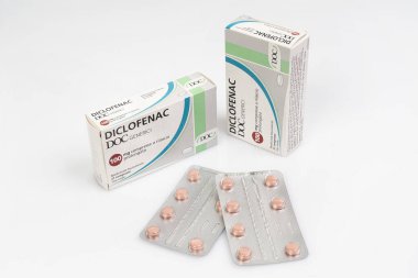 Udine, İtalya. 15 Nisan 2020. İtalya 'da satılan bir kutu Dicoflenac.