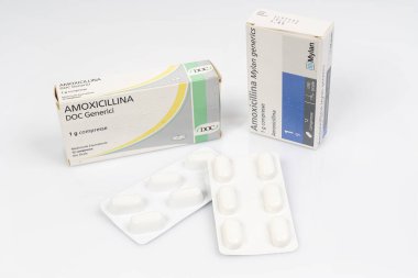Udine, İtalya. 15 Nisan 2020 'de İtalya' da bir kutu Amoxycillin markası satıldı.
