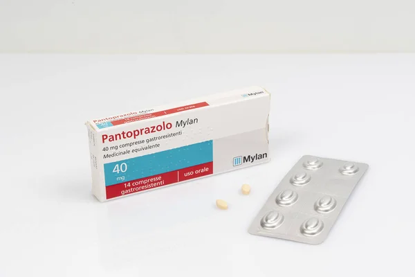 Udine 意大利 2020年4月15日 在意大利上市的潘托普唑非专利药品盒 — 图库照片