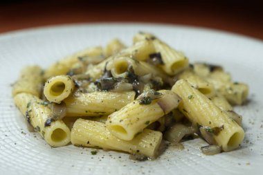 Kırmızı turşu soslu bir tabak rigatoni.