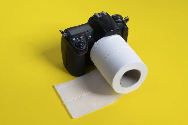 Lens olarak tuvalet kağıdı rulosu olan bir SLR kamera.