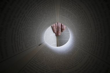 Yazılı sayfalardan okunan bir kitap.