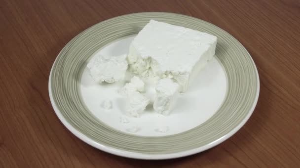皿の上のフェタチーズ — ストック動画